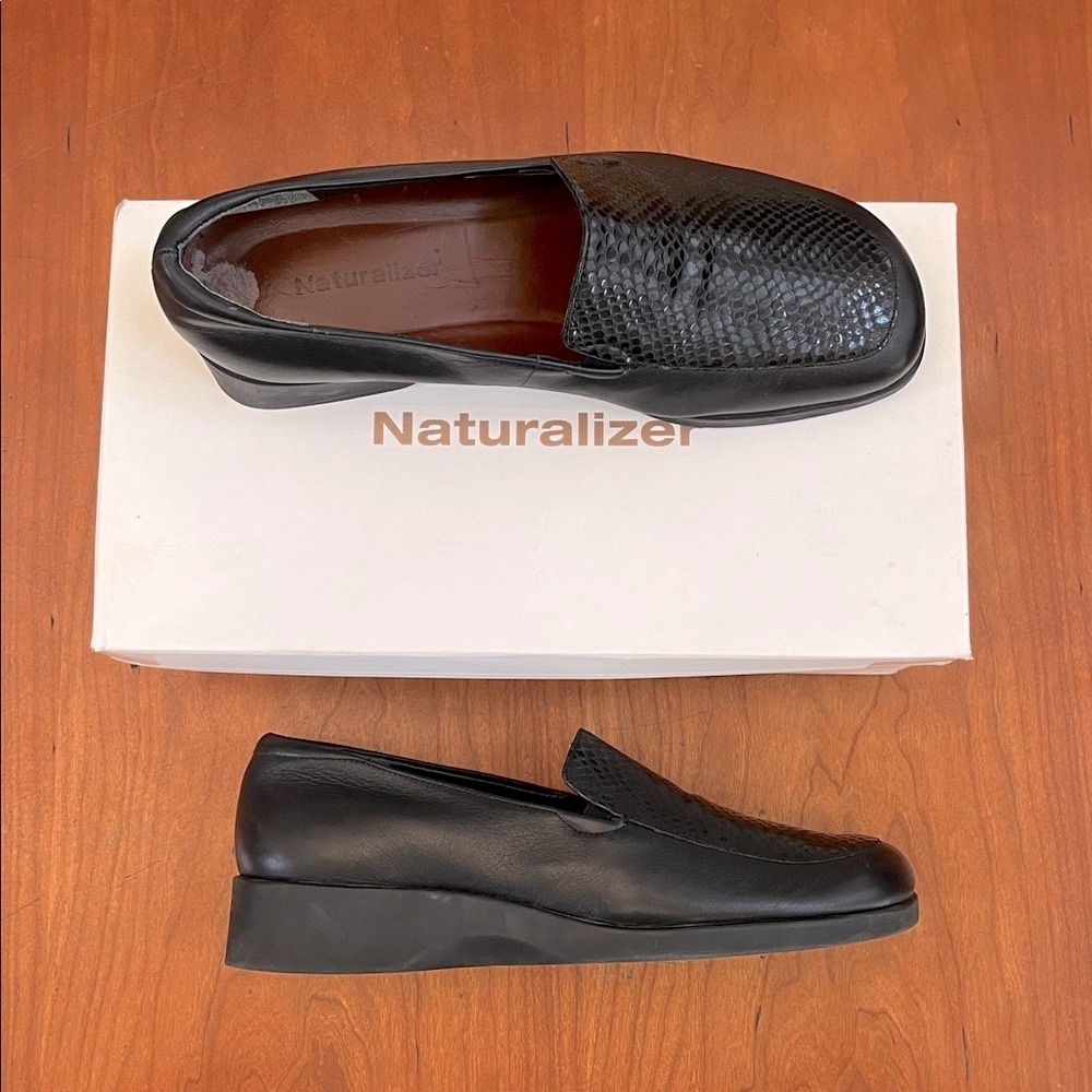 Naturalizer Ultimate Black Snake Leather Loafers. Size 7WW